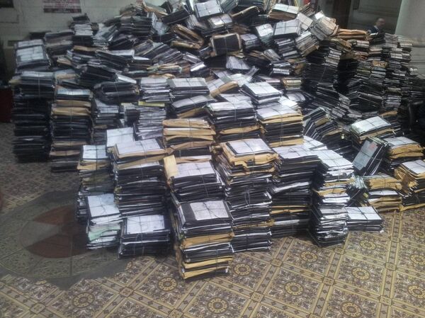 Documentos apilados en el suelo, todo un desastre en el edificio de la Cámara Federal de Casación Penal de Buenos Aires, Argentina - Sputnik Mundo