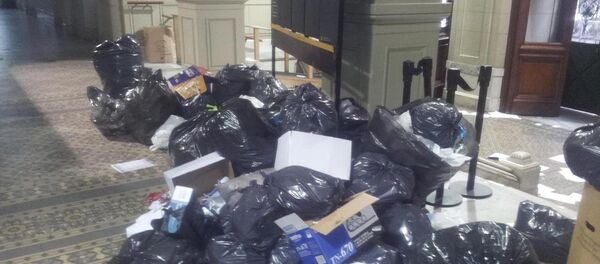 Bolsas de basura apiladas en los pasillos del edificio de la Cámara Federal de Casación Penal en Buenos Aires, Argentina - Sputnik Mundo