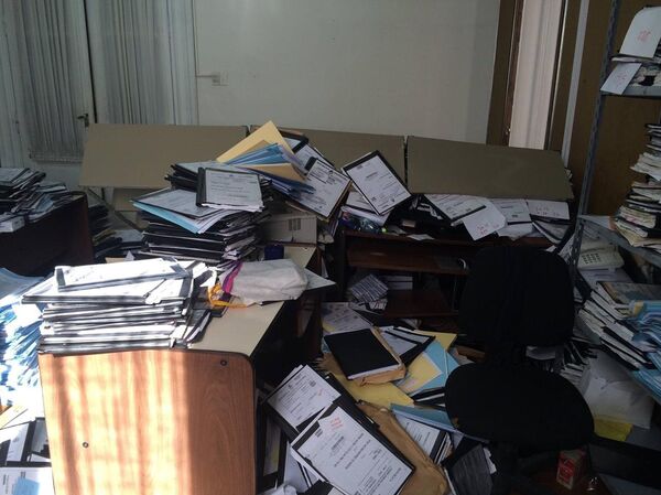 Cientos de documentos y expedientes apilados en una de las oficinas de la Cámara Federal de Casación Penal en Buenos Aires, Argentina - Sputnik Mundo