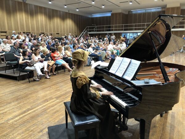 Familiares y amigos asisten a la presentación final de la colonia de vacaciones en el Teatro Colón de Buenos Aires, Argentina - Sputnik Mundo