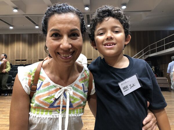 Julián y su madre Marcela en la presentación final de la colonia de vacaciones del Teatro Colón en Buenos Aires, Argentina - Sputnik Mundo