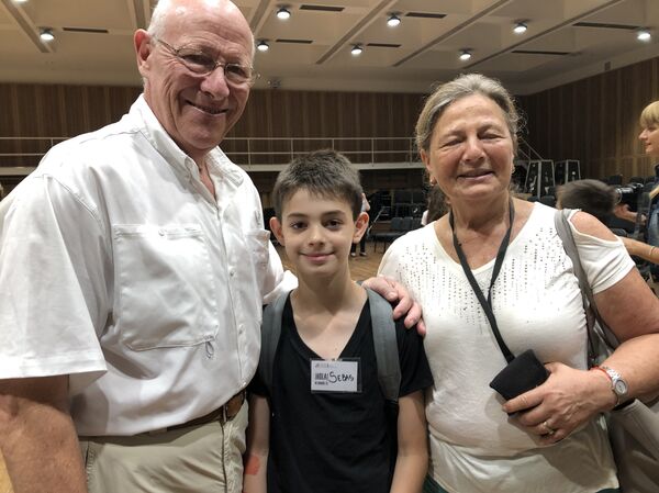 Sebastián y sus abuelos culminan con alegría esta estapa de vacaciones en el Teatro Colón de Buenos Aires, Argentina - Sputnik Mundo