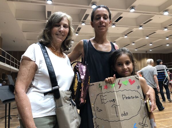 La pequeña Candela junto a su madre y abuela en la presentación final de la colonia de vacacoines del Teatro Colón de Buenos Aires, Argentina - Sputnik Mundo