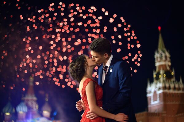 Una pareja de enamorados en la Plaza Roja de Moscú (Rusia) - Sputnik Mundo