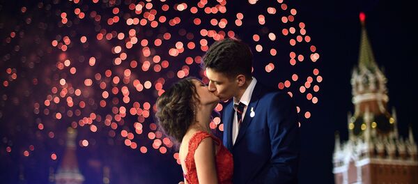 Una pareja de enamorados en la Plaza Roja de Moscú (Rusia) - Sputnik Mundo