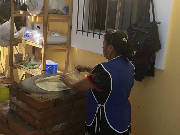 Una cocinera indígena prepara las tradicionales sobaqueras - Sputnik Mundo