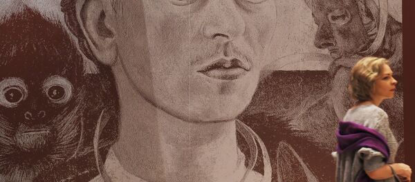 Una mujer en la exposición 'Viva la Vida. Frida Kahlo y Diego Rivera. Pintura y arte gráfico de colecciones privadas y museos' en Moscú - Sputnik Mundo