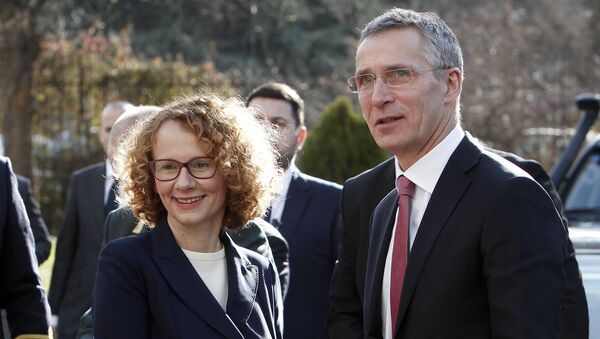 La ministra de Defensa de la República de Macedonia del Norte, Radmila Sekerinska, con Jens Stoltenberg, secretario general de la OTAN (archivo) - Sputnik Mundo
