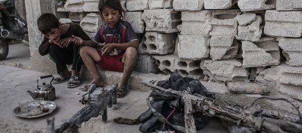 Niños miran en armas incautadas a los terroristas de ISIS en Irak - Sputnik Mundo