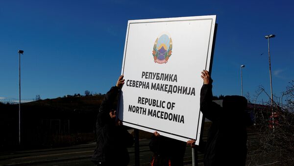 Obreros cambian carteles en un puesto de control fronterizo en Macedonia del Norte - Sputnik Mundo