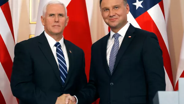 El vicepresidente de EEUU Mike Pence y el jefe de Estado polaco Andrzej Duda