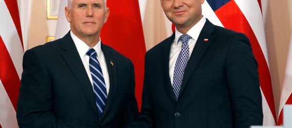 El vicepresidente de EEUU Mike Pence y el jefe de Estado polaco Andrzej Duda - Sputnik Mundo