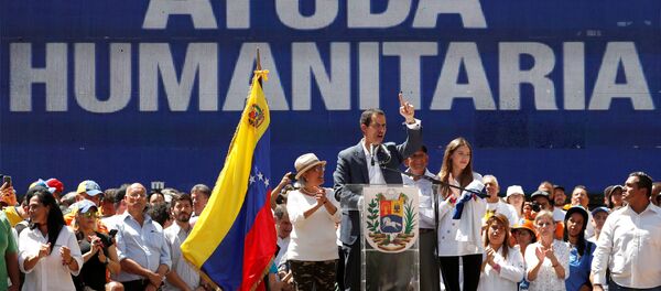 Juan Guaidó, presidente de la Asamblea Nacional de Venezuela con la pantalla  ayuda humanitaria - Sputnik Mundo
