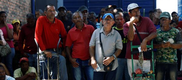 Los venezolanos esperan la entrega de comida - Sputnik Mundo