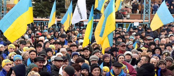 La gente con las banderas de Ucrania - Sputnik Mundo