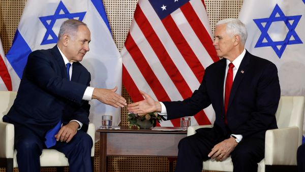 El primer ministro de Israel, Benjamin Netanyahu, y el vicepresidente de EEUU, Mike Pence El primer ministro de Israel, Benjamin Netanyahu, y el vicepresidente de EEUU, Mike Pence - Sputnik Mundo