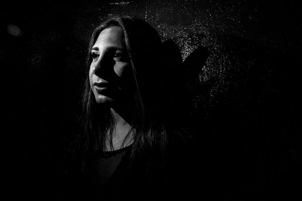 Eliza, de El Salvador, posa para la foto - Sputnik Mundo