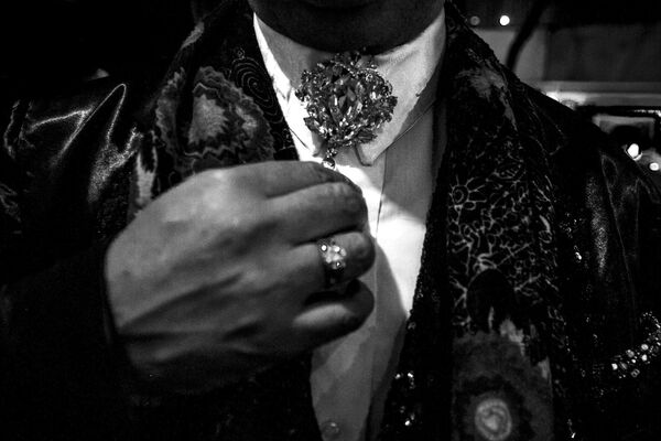 Hombre se arregla las ornamentas de su traje - Sputnik Mundo