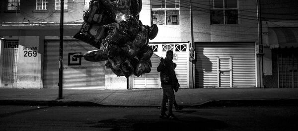 Un globero recorre la colonia Obrera durante el 14 de febrero - Sputnik Mundo