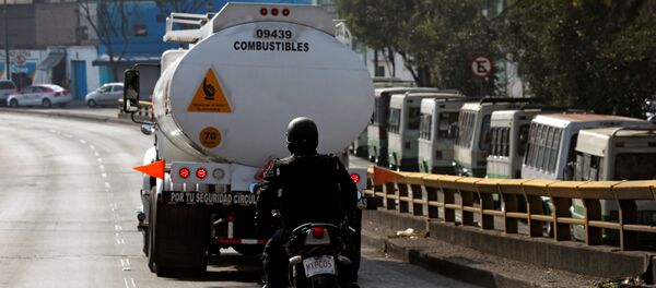 Un policía mexicano y camion cisterna de combustible - Sputnik Mundo