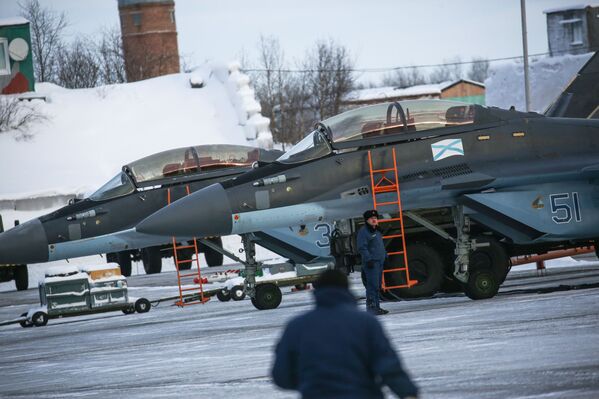 Cazas navales de la Flota del Norte surcan el cielo de Múrmansk Cazas navales de la Flota del Norte surcan el cielo de Múrmansk - Sputnik Mundo