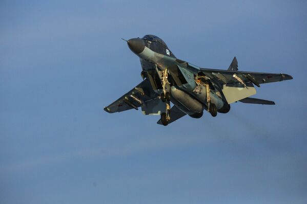 Cazas navales de la Flota del Norte surcan el cielo de Múrmansk Cazas navales de la Flota del Norte surcan el cielo de Múrmansk - Sputnik Mundo