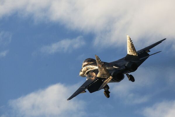 Cazas navales de la Flota del Norte surcan el cielo de Múrmansk Cazas navales de la Flota del Norte surcan el cielo de Múrmansk - Sputnik Mundo