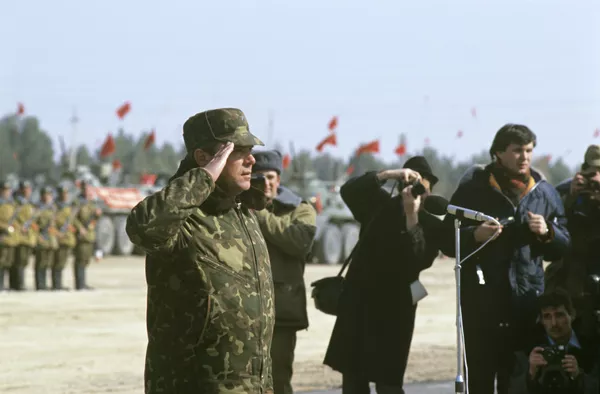 El coronel general Borís Grómov reporta el fin de la retirada de las tropas El coronel general Borís Grómov reporta el fin de la retirada de las tropas - Sputnik Mundo