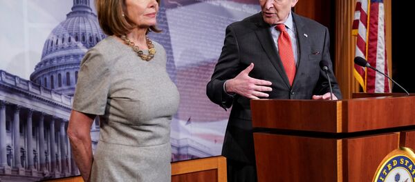 La presidenta de la Cámara de Representantes de EEUU, Nancy Pelosi, y el líder de la Minoría en el Senado, Chuck Schumer La presidenta de la Cámara de Representantes de EEUU, Nancy Pelosi, y el líder de la Minoría en el Senado, Chuck Schumer - Sputnik Mundo