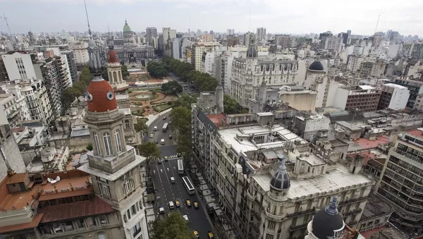 Una vista de la Avenida de Mayo en Buenos Aires