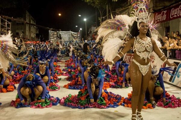 Cuerpo de baile de la comparsa Valores de Ansina - Sputnik Mundo