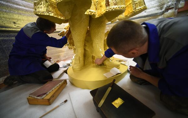 La restauración de la fuente 'Amistad de los pueblos' en un taller de Moscú - Sputnik Mundo