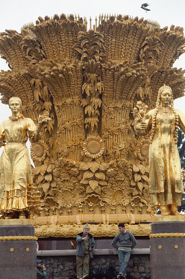 16 jóvenes rodean una gavilla gigante hecha de espigas de trigo, girasoles y cáñamo - Sputnik Mundo