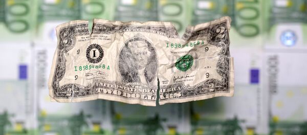 Un arrugado billete de dos dólares de EEUU y varios billetes de cien euros - Sputnik Mundo