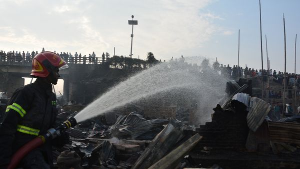 Bomberos en el lugar del incendio en Bangladesh Bomberos en el lugar del incendio en Bangladesh - Sputnik Mundo