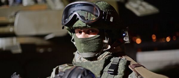 Un militar con un traje de combate Ratnik (archivo) - Sputnik Mundo