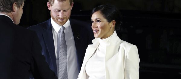 Meghan Markle, la duquesa de Sussex, y el príncipe Harry - Sputnik Mundo