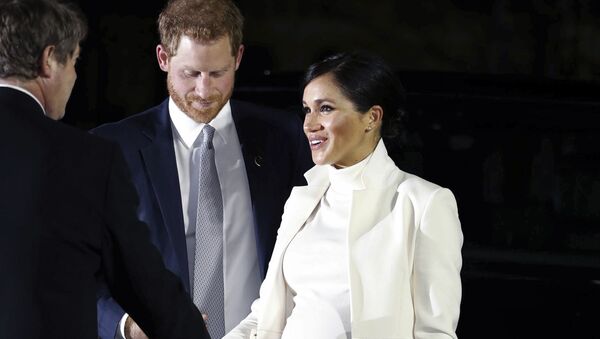 Meghan Markle, la duquesa de Sussex, y el príncipe Harry - Sputnik Mundo