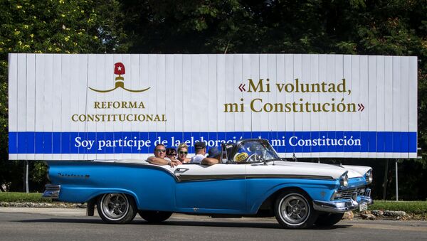 Un cartel sobre la reforma constitucional en La Habana, Cuba Un cartel sobre la reforma constitucional en La Habana, Cuba - Sputnik Mundo