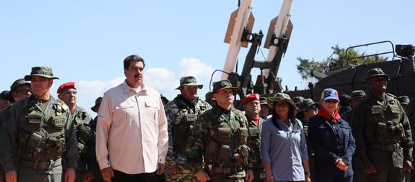 Nicolás Maduro, presidente de Venezuela, durante unos ejercicios militares en Venezuela - Sputnik Mundo