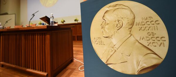 La medalla de Alfred Nobel en una sala de conferencias (archivo) - Sputnik Mundo