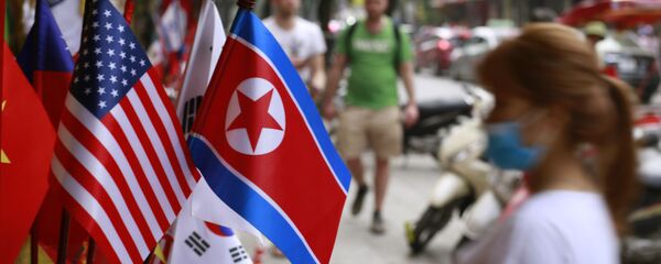 Las banderas de Corea del Norte y EEUU - Sputnik Mundo