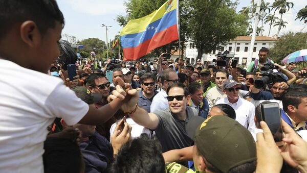 El senador de EEUU, Marco Rubio, estrecha la mano a un niño durante su visita a la ciudad de Cúcuta en Colombia - Sputnik Mundo