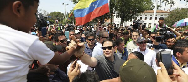 El senador de EEUU, Marco Rubio, estrecha la mano a un niño durante su visita a la ciudad de Cúcuta en Colombia - Sputnik Mundo