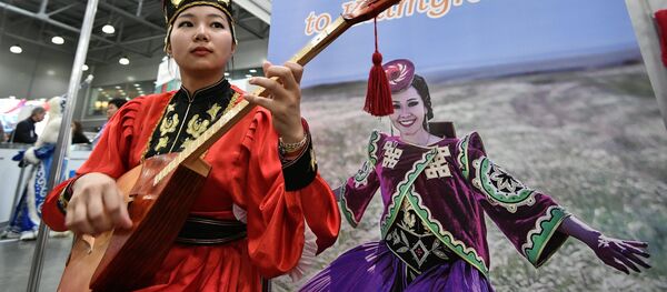 Una jóven calmuca, representante de una de las etnias de Rusia (imagen referencial) - Sputnik Mundo