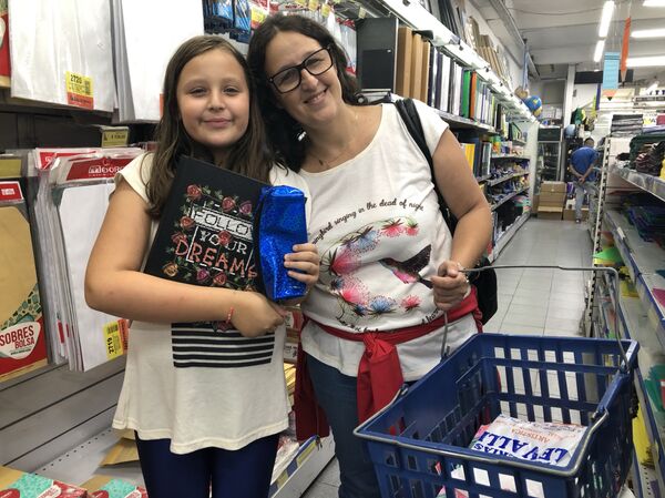 En medio de una inflación galopante, Verónica y Martina hacen las compras para la vuelta a clases en una papelería de Buenos Aires - Sputnik Mundo