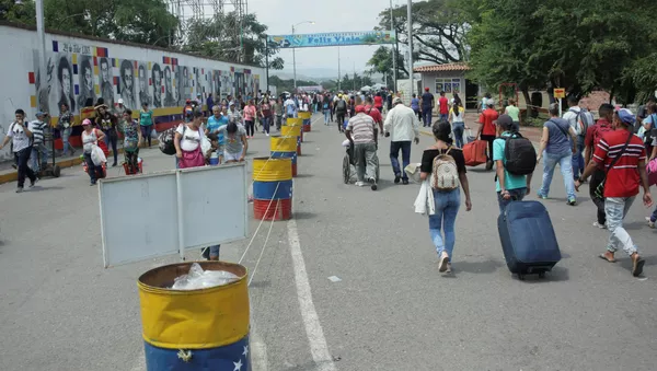 La gente cruza el puente internacional Simón Bolívar hacia Colombia