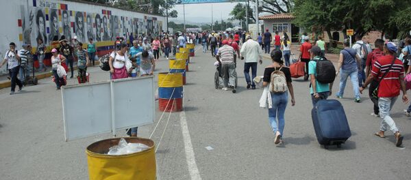 La gente cruza el puente internacional Simón Bolívar hacia Colombia - Sputnik Mundo