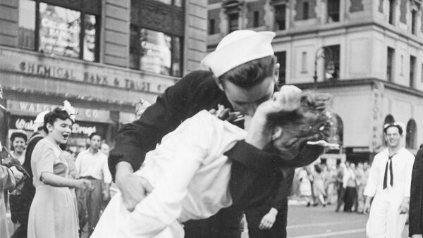 'El Beso' en la plaza Time Square de Nueva York (archivo) - Sputnik Mundo