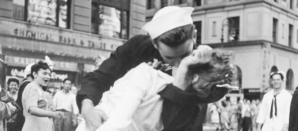 'El Beso' en la plaza Time Square de Nueva York (archivo) - Sputnik Mundo